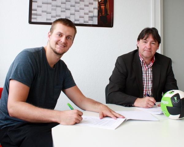 Fabian Böhm (links) mit Geschäftsführer Karrer bei der Vertragsverlängerung