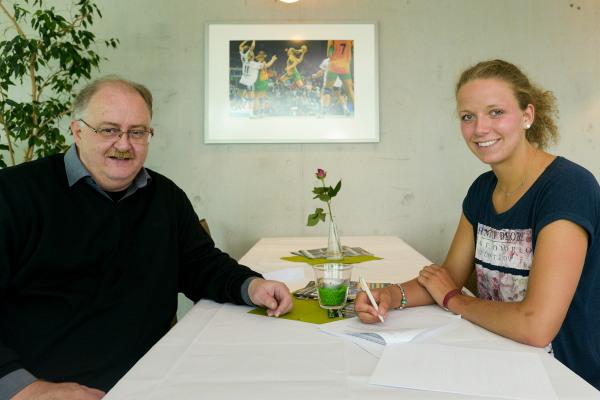Cara Hartstock bei der Vertragsunterzeichnung mit VfL-GmbH-Geschäftsführer Peter Görgen