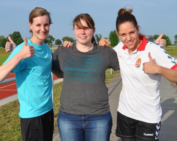 Die Neuzugänge Linda Mandelkow, Jennifer Höft und Viktória Várkonyi beim Trainingseinstand.