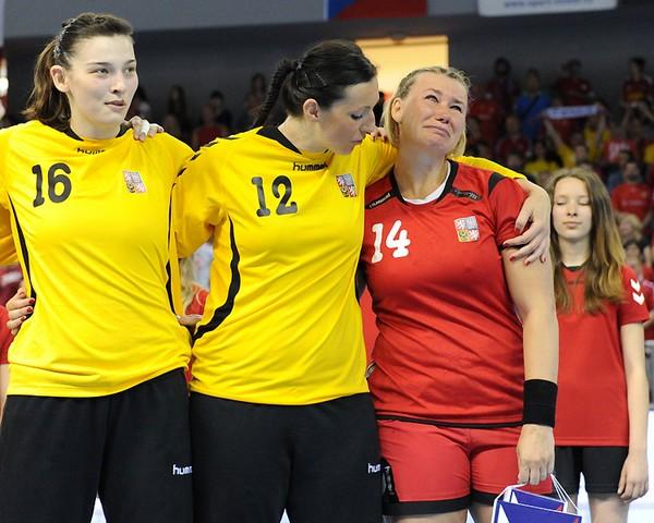 Lucie Satrapova - hier links mit Barbora Ranikova und Petra Vitkova im Trikot der tschechischen Nationalmannschaft