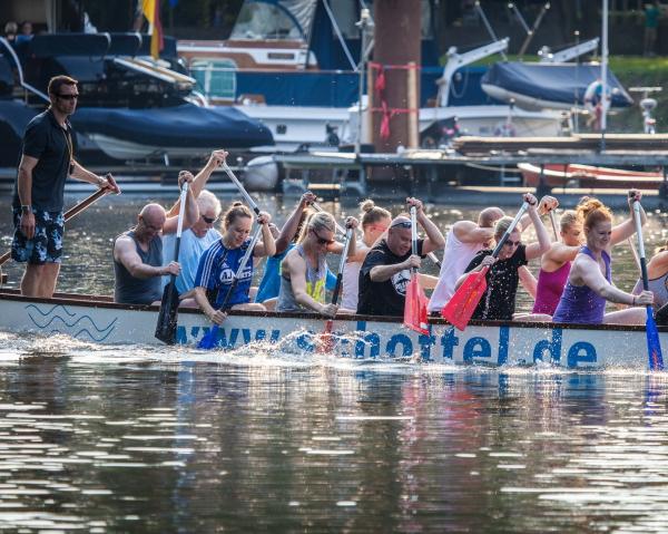 Auch auf dem Wasser schlägt sich das Team der Vulkan-Ladies sehr gut.