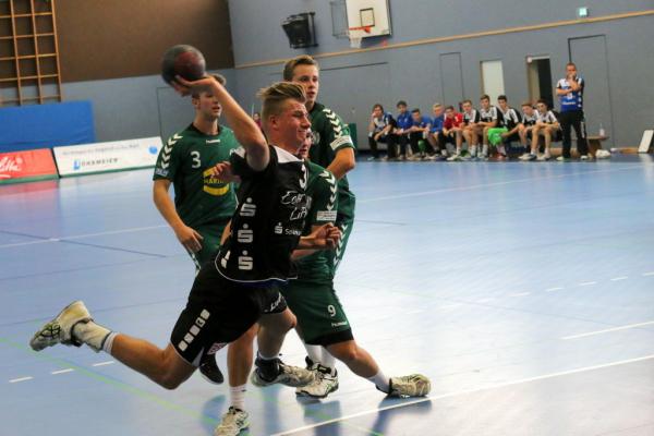 Yannik Löhr (schwarzes Trikot) im Spiel GWD Minden - Handball Lemgo A Jugend Bundesliga 