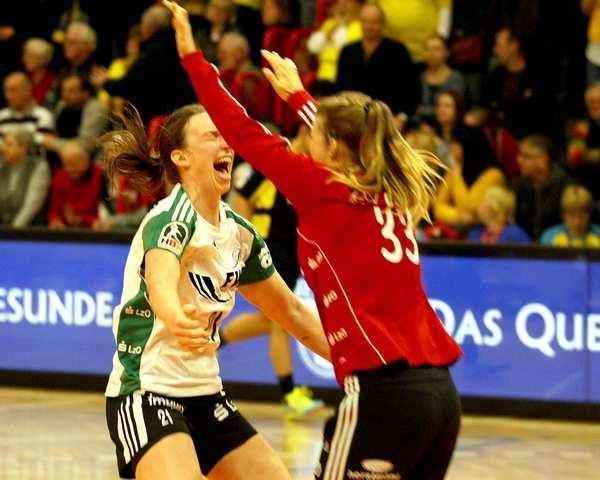 Angie Geschke und Tess Wester jubeln über den Sieg in Leipzig