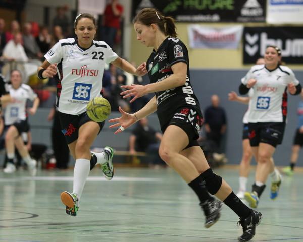 SGH-Linksaußen Nina Schilk (rechts) schnappt sich den Ball. Neckarsumls Franziska Ramirez im Hintergrund. 