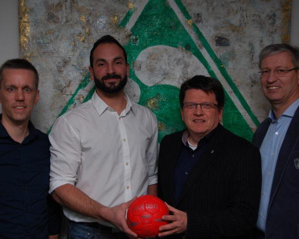 (v.l.) Martin Lange (Teammanager), der zukünftige Trainer Patrice Giron, Dr. Hubertus Hess-Grunewald (Präsident und Geschäftsführer), Gunnar Lübben-Rathjen (Vorsitzender Handball)