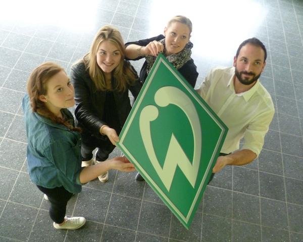 Alexandra Meyer, Alina Otto und Birthe Barger mit dem zukünftigen Werder-Trainer Patrice Giron