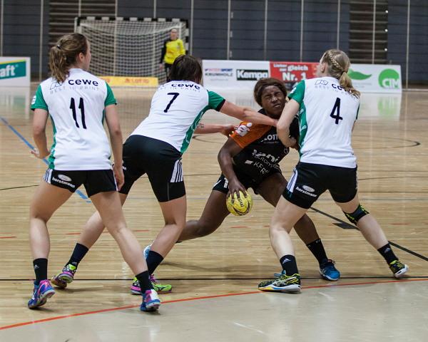 Kein Durchkommen für Prudence Kinlend und die Vulkan-Ladies gegen die Deckung des VfL Oldenburg