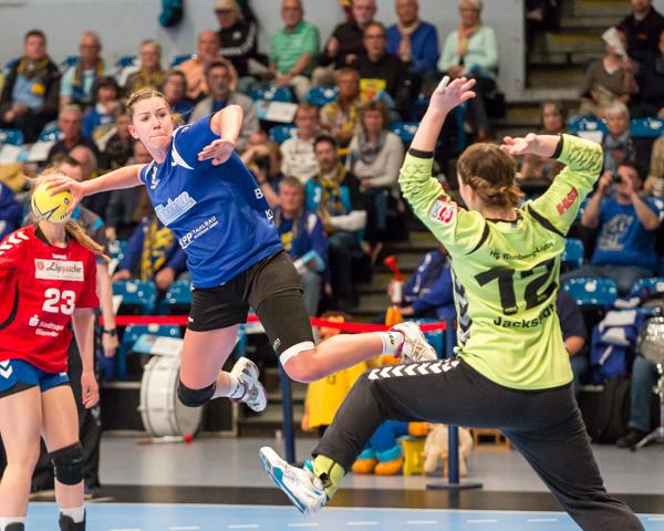 Lorena Jackstadt (re.) zeigte gegen den Buxtehuder SV mit Emily Bölk eine starke Leistung