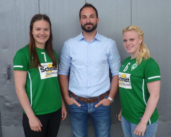 SV Werder Bremen - Trainer Patrice Giron mit Merle Heidergott (li.) und Kim-Anna Heidorn (re.)