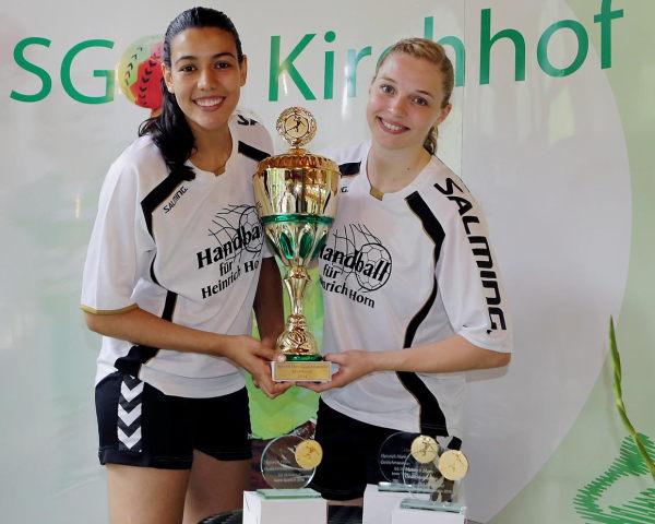 Kirchhofs Rafhaela Priolli und Christin Kühlborn präsentieren den Heinrich Horn Pokal. Die bisherigen Sieger: 2012: THC Thüringen, 2013 Vipers HSG Bad WIldungen, 2014: BVB Dortmund.