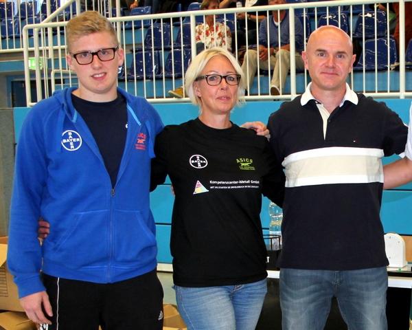 TSV-Torwart Tim Hottgenroth (bester Torwart der B-Jugend beim ASICS-Cup 2014), Sabine Sehnem von der Abteilung und Jörg Bohrmann