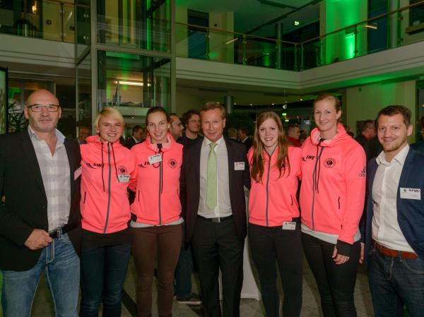 Gute Stimmung bei der Saisoneröffnungsfeier des VfL Oldenburg: (von links) VfL-Trainer Leszek Krowicki, Caroline Müller, Angie Geschke, GSG-Geschäftsführer Stefan Könner, Julia Wenzl, Julia Renner, VfL-Marketingleiter Stefan Eickelmann