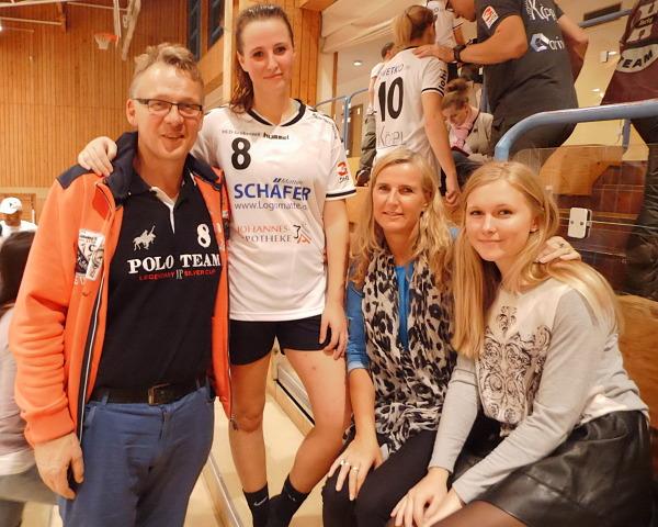 Emma Laigaard und Familie: von links Papa Peter, der einst bei einem dänischen Erstligisten unter Vertrag stand, mit Tochter Emma, Mutter Charlotte und Emmas Freundin Josephine.