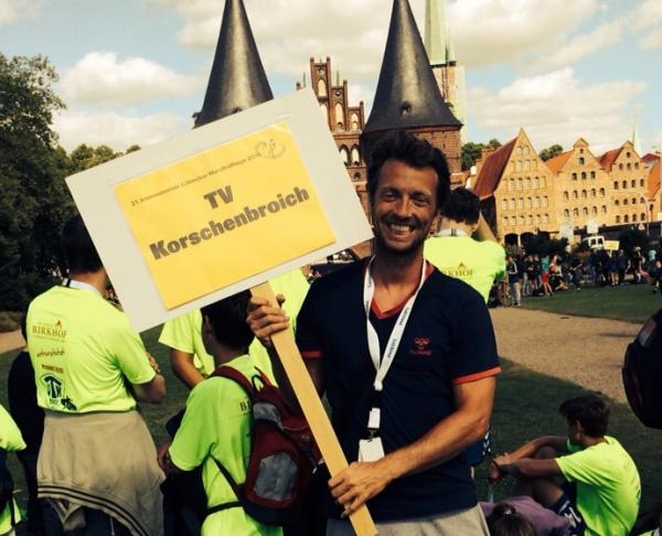 Mathias Deppisch mit TVK-Jugendteams beim Handballturnier in Lübeck.