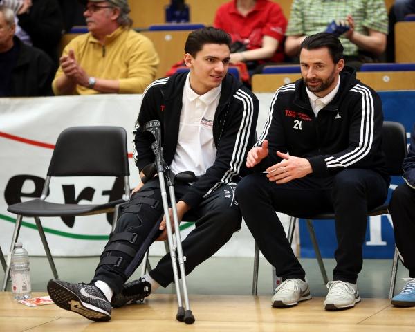 Pascal Kirchenbauer (links) im vergangenen Dezember nach seiner ersten Knieverletzung gemeinsam mit Marco Hauk 
