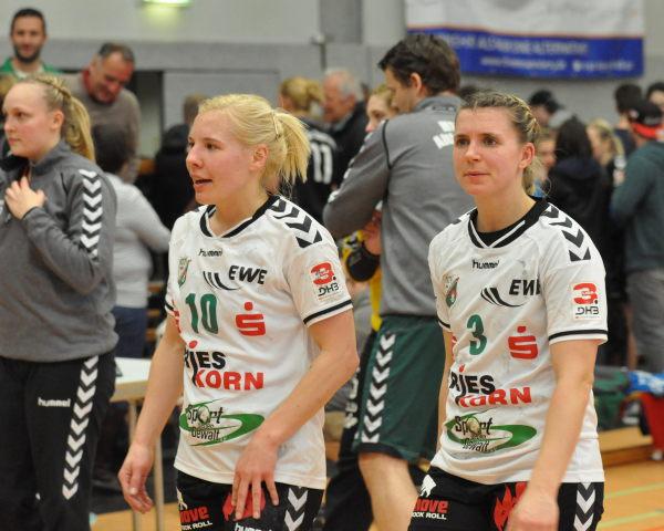 Altlandsbergs Sophie Lütke (links, 9 Tore) und Mandy Gramattke (4) nach dem Sieg in Bayreuth.