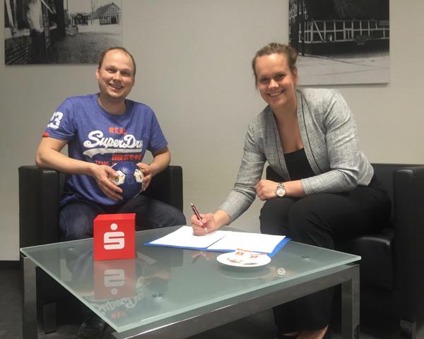 Sven Dubau, Geschäftsführre der Handball-Luchse Marketing GmbH & Co. KG und Evelyn Schulz freuen sich auf die künftige Zusammenarbeit.