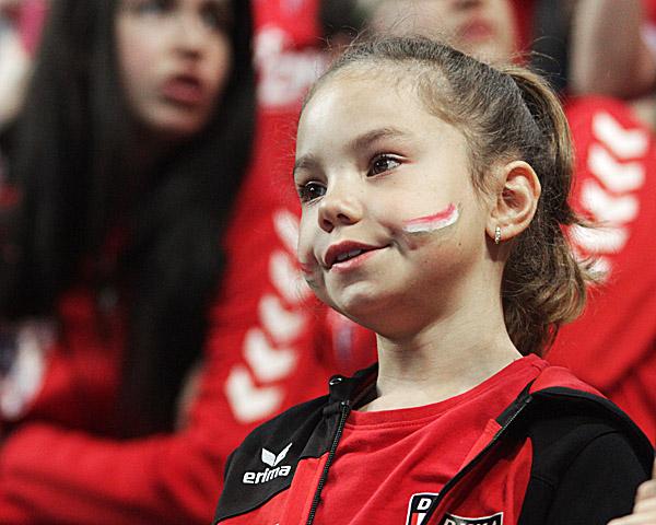 Junger Handballfan beim Spiel DKKA-Metzingen im Finalrückspiel des EHF Cup