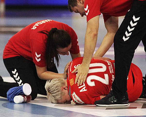 Champions League Final4 2016, Spiel um Platz 3, Vardar - Buducnost, Papp Laszlo Sportarena Budapest:
Anja Althaus / Vardar verletzte sich im Spiel um Platz 3