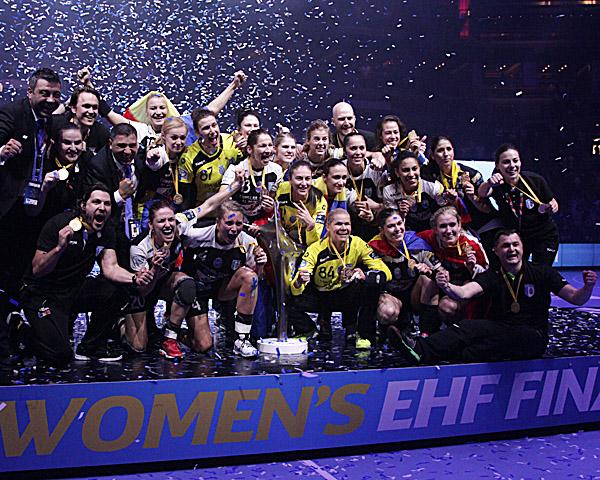 CSM Bukarest jubelt über den Gewinn der Champions League.