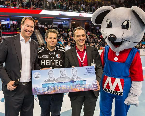 Jürgen Fottner, Geschäftsführer der ARENA Nürnberg Betriebs GmbH, übergab den Award für das Weltrekordspiel an Erlangens Geschäftsführer Stefan Adam.