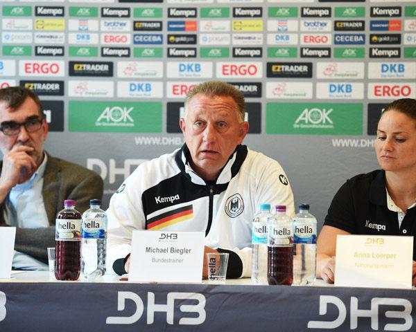 Der Lehrgang der Nationalmannschaft hat am Donnerstag in Stuttgart begonnen. Bei der Pressekonferenz: (v.l.) Andreas Thiel, Michael Biegler, Anna Loerper
