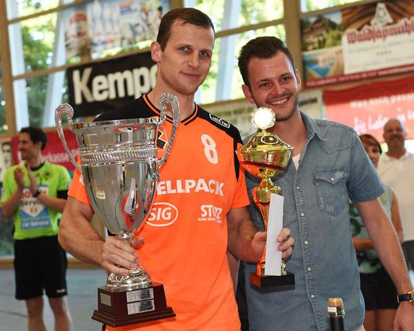 David Graubner, Kapitän der Kadetten Schaffhausen mit dem Siegerpokal des S-Cup Altensteig 2016