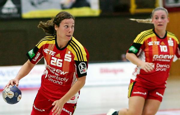 Die beiden Flames-Neuzugänge Sarah van Gulik und Caroline Thomas (im Hintergrund) harmonierten beim ersten Heimspiel sehr gut