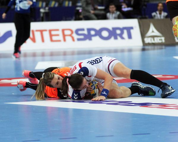 EM 2016, SRB-NED / Serbien - Niederlande: Jovana Stoiljkovic im Bodenkampf gegen Lois Abingh /NED