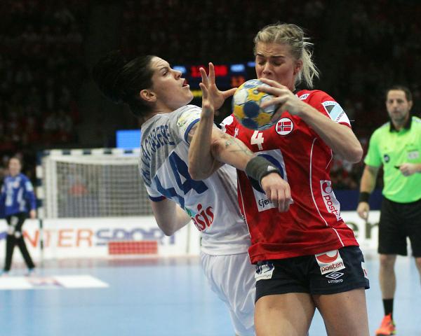 EM 2016, Halbfinale, FRA-NOR, Frankreich - Norwegen: Veronica Kristiansen /NOR gegen Alexandra Lacrabere /FRA