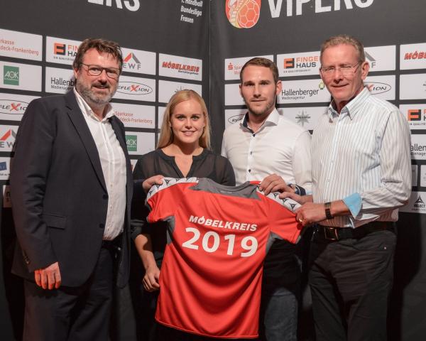 Anouk Nieuwenweg mit Vipers-Geschäftsführer Uwe Gimpel und Trikotpartner Möbelkreis Einrichtungshaus vertreten durch Christoph Klug und Fritz Klug.