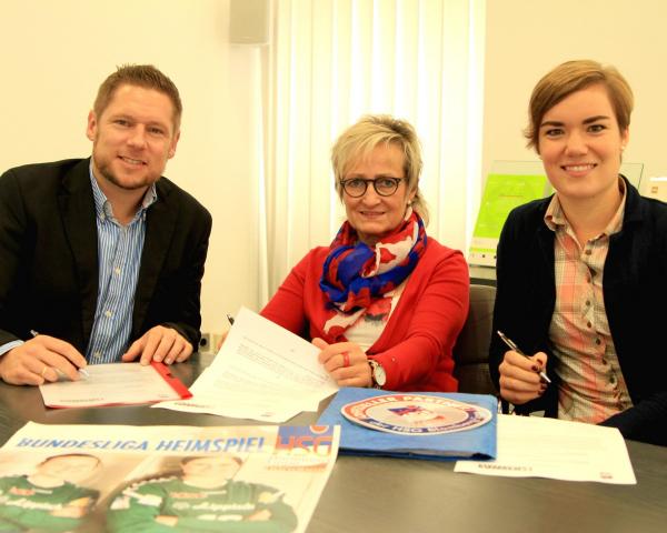 HSG-Geschäftsführer Torben Kietsch, Phoenix Contact-Unternehmenssprecherin Angela Josephs sowie HSG-Geschäftsführerin Stefanie Klaunig