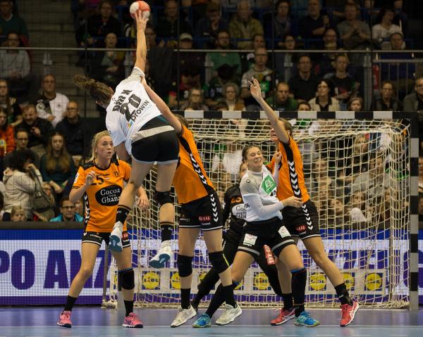 Emily Bölk und das DHB-Team setzten sich gegen die Niederlande durch