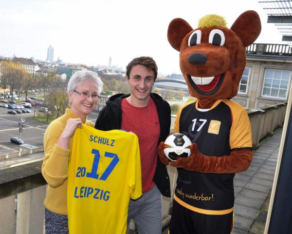 (v.l.) Kerstin Kirmes (Leiterin Amt für Sport), Martin Schulz (Paratriathlon) und das WM-Maskottchen Hanniball