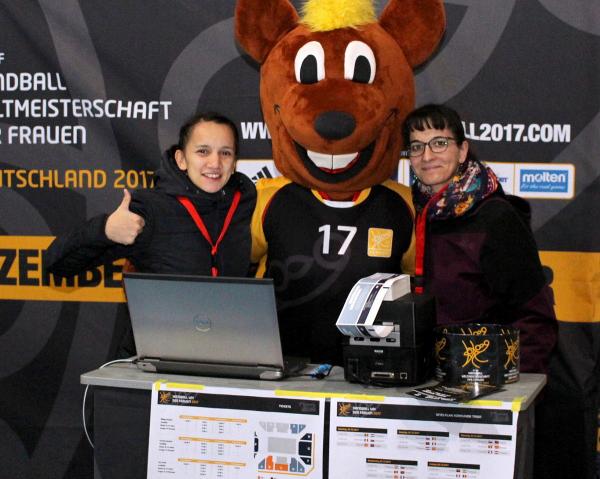 Franzi Garcia und Megane Vallet beim Ticketverkauf in Metz