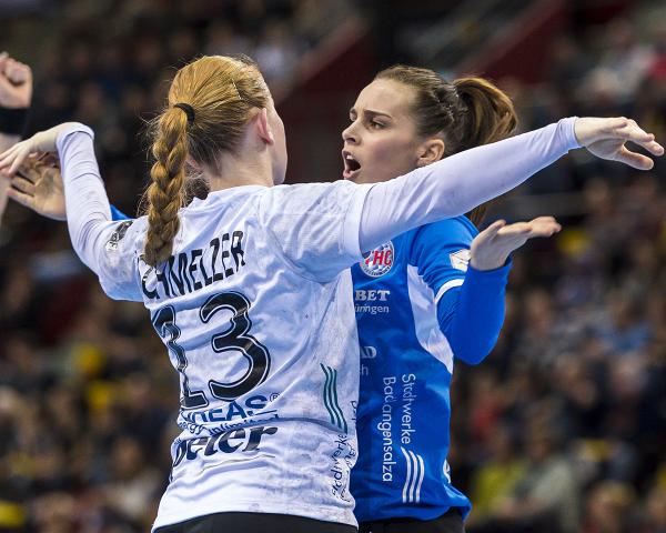 Meike Schmelzer und Dinah Eckerle können über einen Sieg in Bensheim jubeln