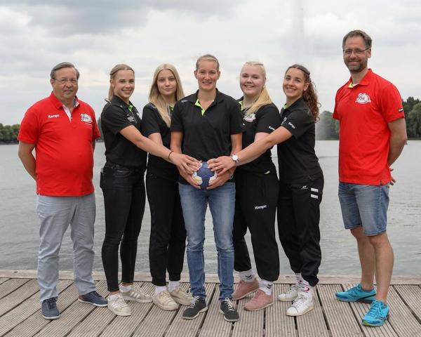 Mia Lakenmacher, Maraike Kusian, Denise Friebe, Kim Lucas und Anabel Heitefuß, eingerahmt von Sportdirektor Peter Kretzschmar (li.) und Trainer Christian Hungerecker