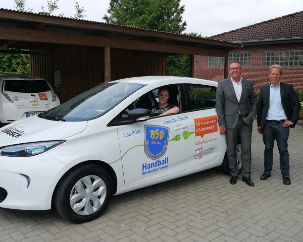 Lisa Prior mit vom Autohaus Wiebusch in Hedendorf (rechts), und Stefan Babis, Geschäftsführer der Stadtwerke Buxtehude