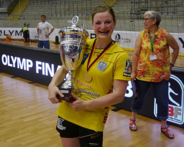 Yara Nijboer freut über den überraschenden DHB-Pokal-Gewinn 2017 mit dem Buxtehuder SV in Bietigheim.
