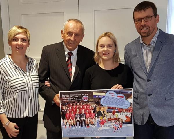 Jubilar Dr. Karl-Heinz Bodenstein stellt sich mit Gratulanten dem Fotografen. (v.l. Lydia Jakubisova (BL-Spielerin), Barbara Wehr (Geschäftsführerin THC-Sport GmbH, Tobias Ernst (Stellv. Vorsitzender des Thüringer HC e.V.)