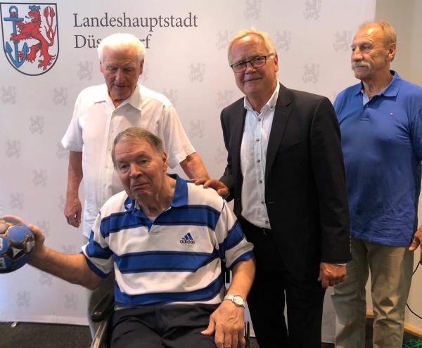 Rudolf Spengler (li.) mit Handball-Weggefährten Joachim Deckarm, Gerd Rosendahl und Richard Boczkowski beim Empfang in Düsseldorf anlässlich des Supercups 2018