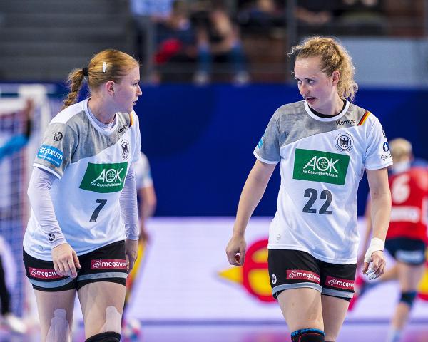 Meike Schmelzer und Maren Weigel können mit den DHB-Frauen mit einem Punkt gegen Tschechien das Ticket in die Hauptrunde aus eigener Kraft lösen