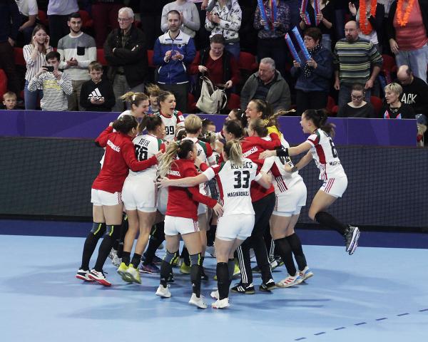 EHF Euro 2018, Europameisterschaft Frauen, HUN-GER: Die ungarische Mannschaft bejubelt den knappen Sieg gegen Deutschland