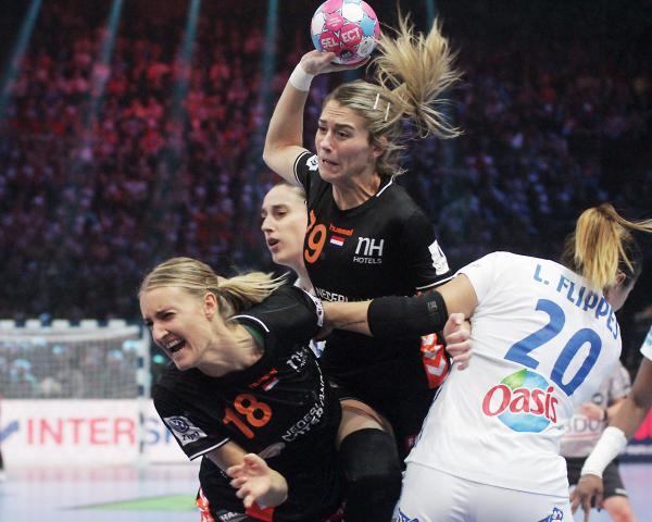 EHF Euro 2018, Europameisterschaft Frauen, Halbfinale, NED-FRA, Estevana Polman und Kelly Dulfer /Niederlande