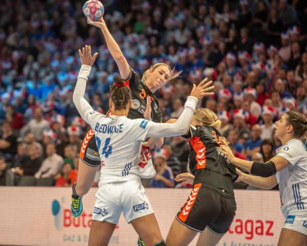 EHF Euro 2018, Europameisterschaft Frauen, Halbfinale, NED-FRA, Lois Abbingh/Niederlande gegen Beatrice Edwige/Frankreich