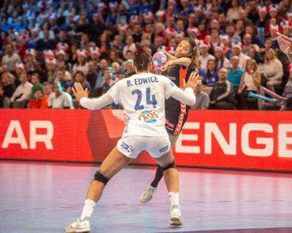 EHF Euro 2018, Europameisterschaft Frauen, Halbfinale, NED-FRA, Delaila Amega/Niederlande gegen Beatrice Edwige