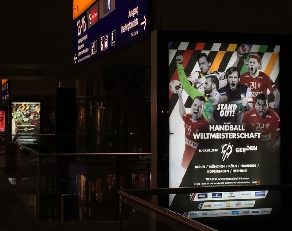 Die WM ist am Berliner Hauptbahnhof durch Plakate präsent