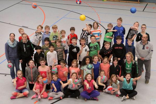 Die Schülerinnen und Schüler waren begeistert vom Training mit den Profis, wie hier mit der SG 09 Kirchhof.