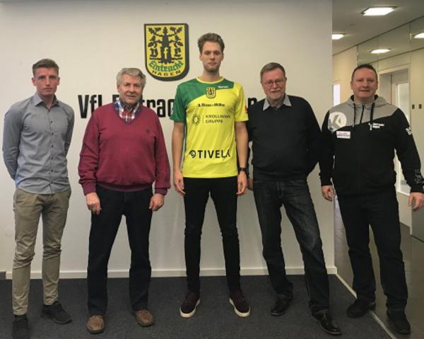 Jaap Beemsterboer (Mitte) trägt ab der kommenden Saison regelmäßig das Trikot des VfL Eintracht Hagen. Über den Zugang freuen sich Eike Weinberg (links), Ralf Wilke (2.v.l.), Joachim Muscheid (2.v.r.) und Michael Stock.