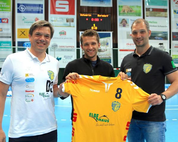 Sportchef Dirk Schimmler (li.), Teammanager Stephan Riediger (re.) mit Kim Colin Reiter